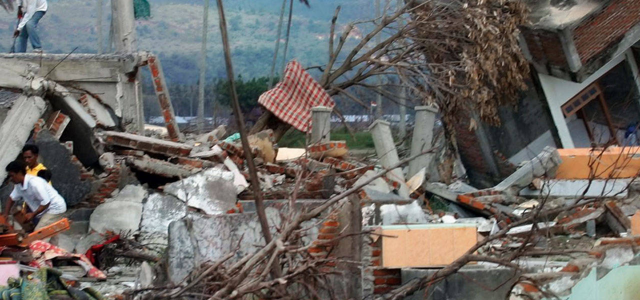 FBS memberikan sumbangan untuk korban gempa bumi di Indonesia